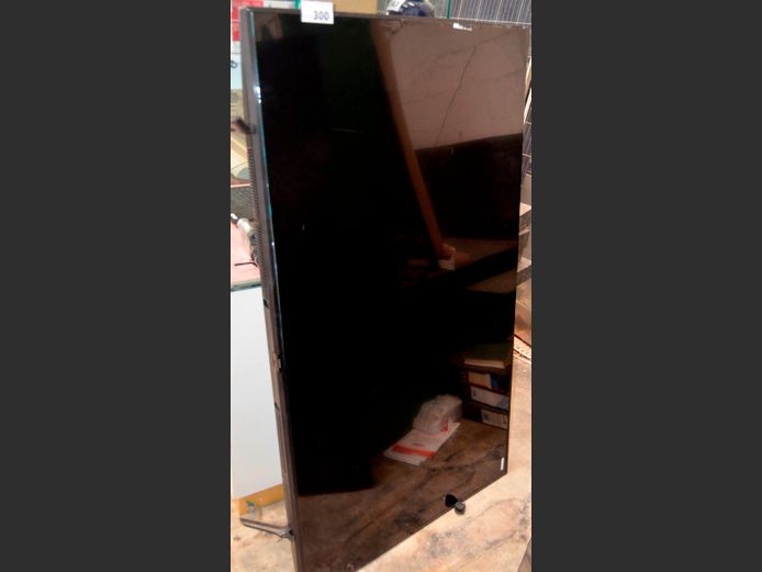 SAMSUNG 65" L.E.D. [Switches on, Screen cracked] ### LICENCE PLEASE ###