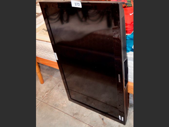 SAMSUNG 40" LCD TV [Dead, Screen cracked] ### LICENCE PLEASE ###