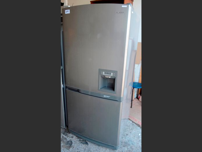 SAMSUNG CCOLTECH PLUS STAINLESS STEEL FRONT FRIDGE FREEZER WITH WATER DISPENSER [Getting cold, untested further] [#: 423572406]