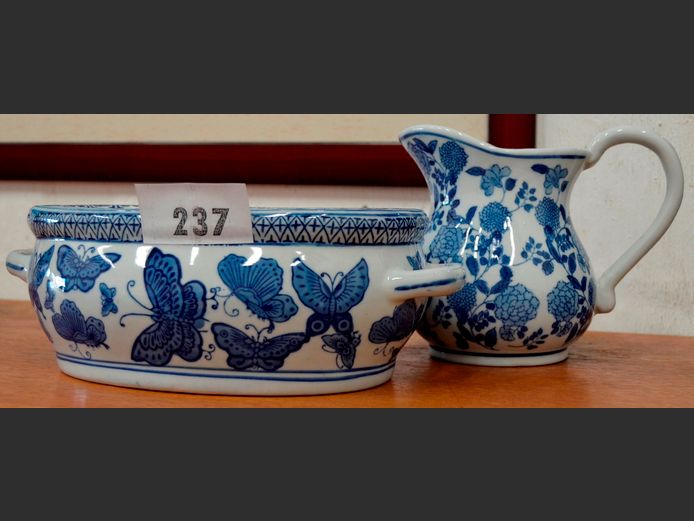 BLUE & WHITE MING VEGETABLE DISH, 28 x 19 x 11cm, & MATCHING JUG, 17cm High