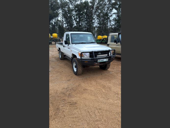 Toyota Land Cruiser 4.2. Diesel Single Cab: 2011; Reg; DZG 640 FS | Odo: 338780