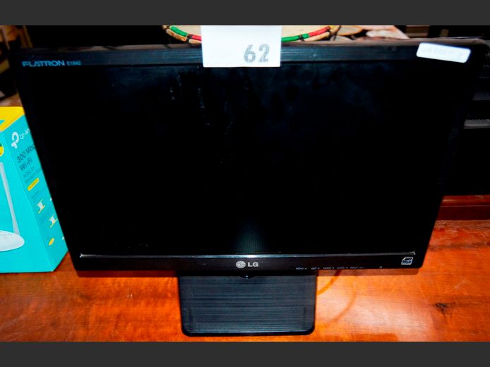 LG FLATRON 19" E1942 COMPUTER MONITOR WITH POWER SUPPLY [Switches on]