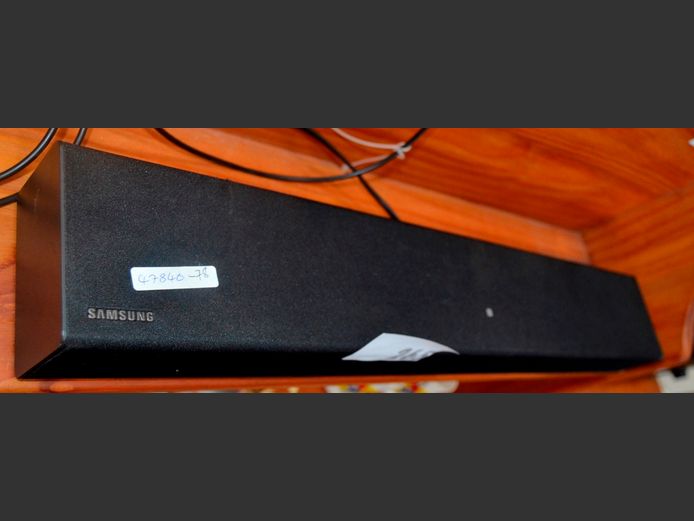 SAMSUNG SOUNDBAR [Switches on, untested further]