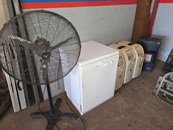 LOT - 1 X PEDESTAL FAN, 1 X BOSCH DISHWASHER, 3 X MOBILE A/C , 1 X HEATER