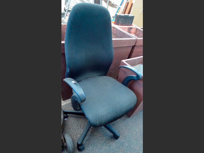 BLACK SWIVEL OFFICE CHAIR