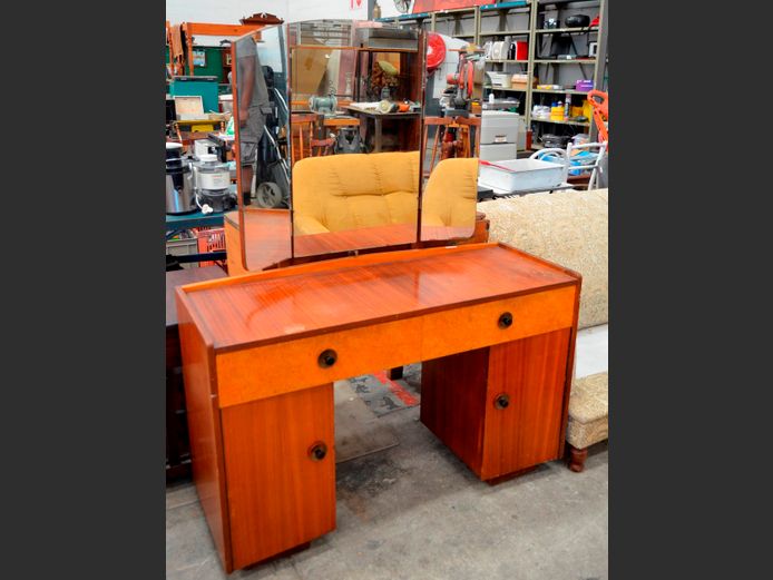 RETRO SAPELE MAHOGANY & WALNUT FINISH DRESSING TABLE WITH WINGBACK MIRRORS, 121 x 45 x 156cm [Water marks to top]