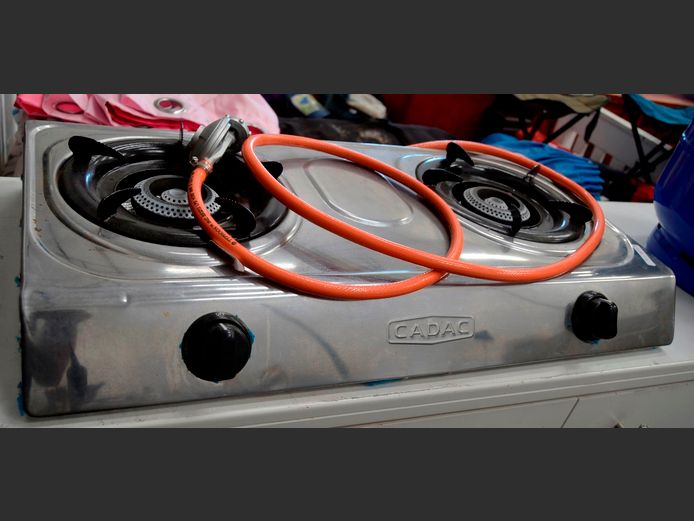 CADAC 2-BURNER GAS STOVE WITH REGULATOR & HOSE, 71 x 37 x 9cm [Untested]