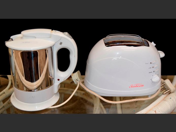 AIM CORDLESS KETTLE & A SUNBEAM 2-SLICE TOASTER [Switch on, untested further]