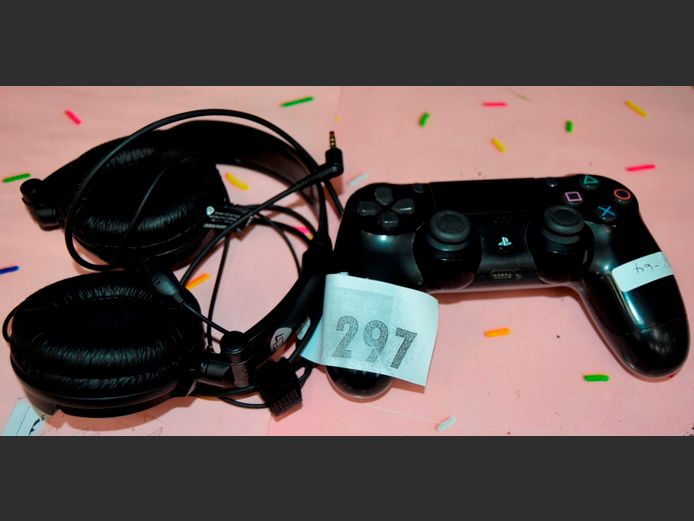 PS4 CONTROLLER & HEADSET [Untested]