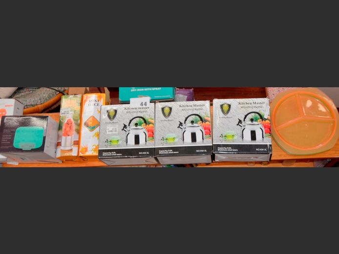 LOT: 3 x STOVE TOP KETTLES, PORTABLE JUICERS, etc [Switch on, untested further]