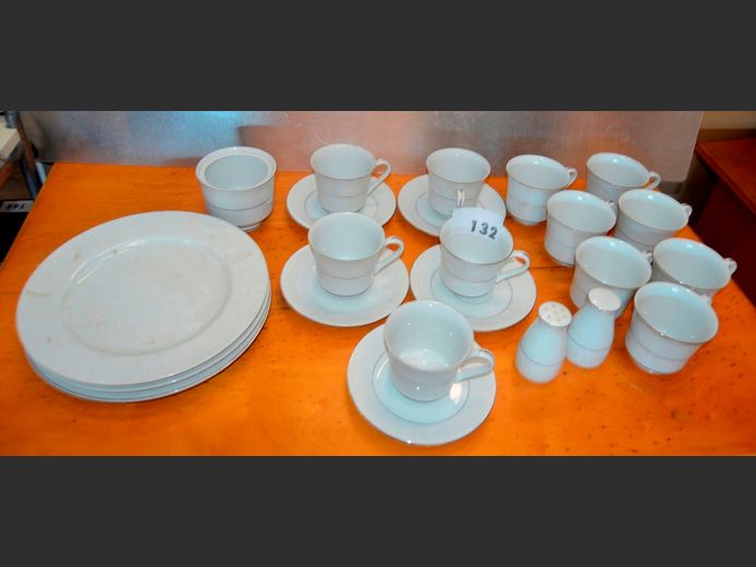 SILVER LACE WHITE WITH SILVER RIM 18-PIECE PART TEA SET & DINNER PLATES