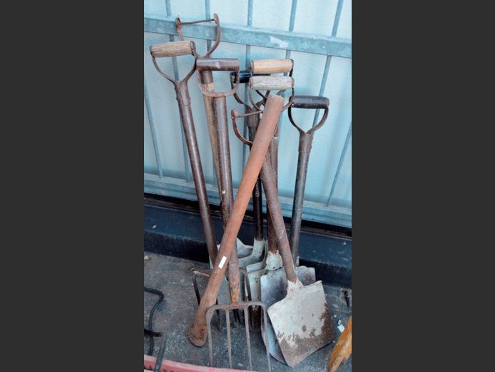 LOT: GARDEN SPADES & FORKS