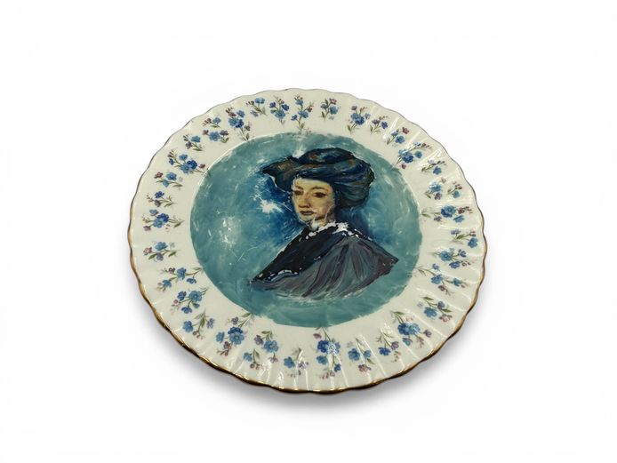 Royal Albert Bone China Plate – “Memory Lane” (Hand-Painted Style Portrait)