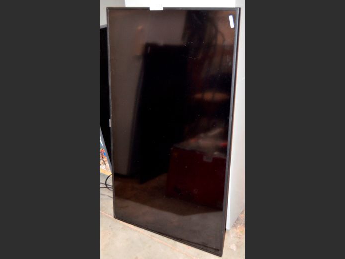 SAMSUNG 55" TV [Switches on, Screen Cracked] ### LICENCE PLEASE ###