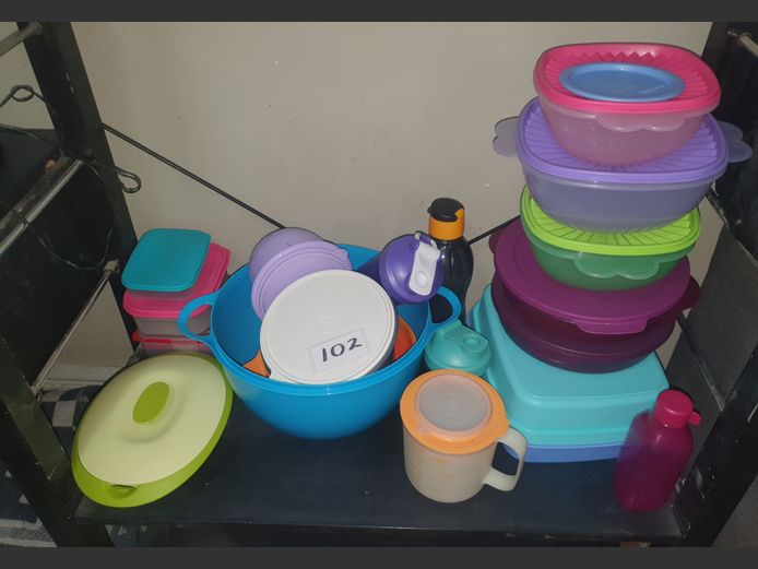 LOT: ASSORTED TUPPERWARE CONTAINERS WITH LIDS