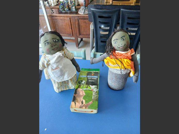Camp Shower + 2x dolls