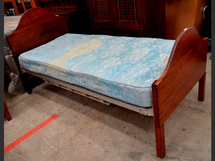 MAHOGANY FINISH SINGLE BED WITH HEAD- & FOOTBOARD & AIRFLEX MATTRESS
