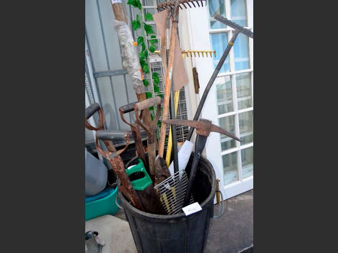 ASSORTED GARDEN TOOLS & A BLACK WASTE BIN