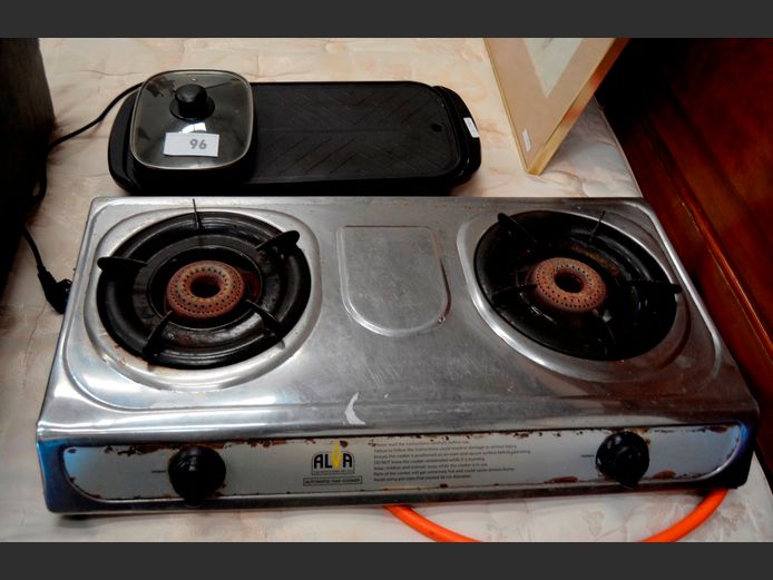 LOT: 2-BURNER GAS STOVE & A BREAKFAST GRILLER [Switch on, untested further]