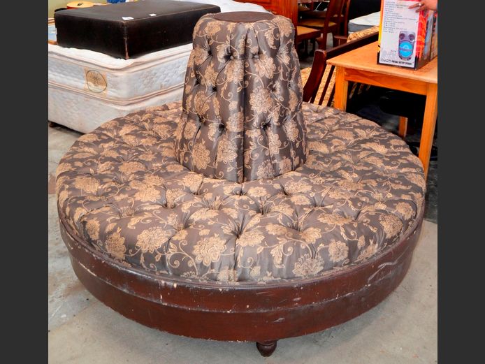BUTTON BACK CIRCULAR CONVERSATION SOFA, 150cm Diameter [Base needs some love]