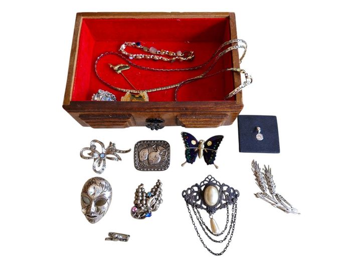 Assorted Vintage Silver Plated Brooches & Jewellery