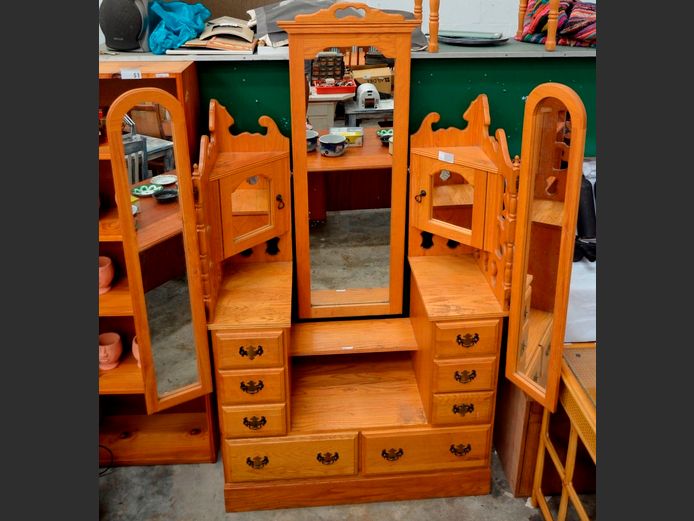 OAK 6-OVER-2 DRAWER, 2-DOOR DRESSING TABLE WITH WINGBACK MIRRORS, 115 x 50 x 203cm & STOOL, 54 x 41 x 45cm [Stool needs a seat]