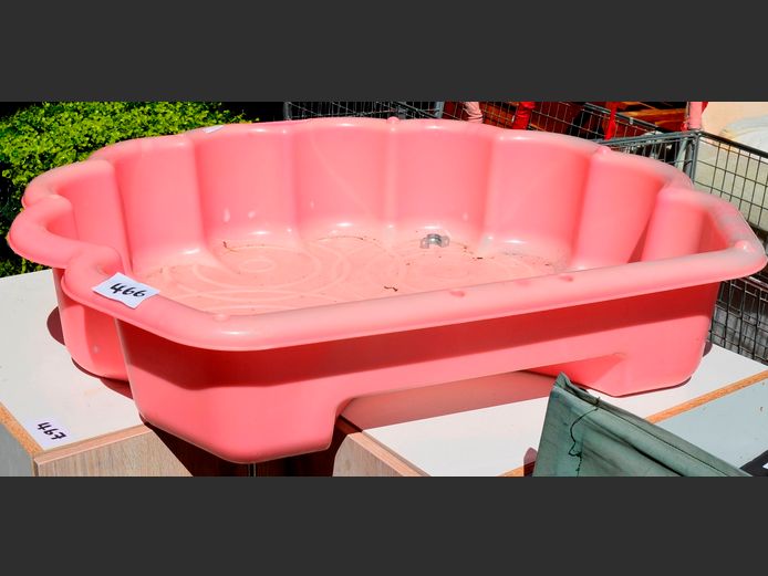 PLASTIC SHELL-SHAPED SANDPIT, 100 x 87 x 20cm