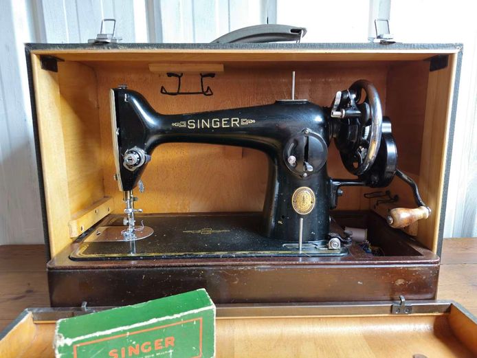 1960's Singer 201K Sewing Machine in Carry Case
