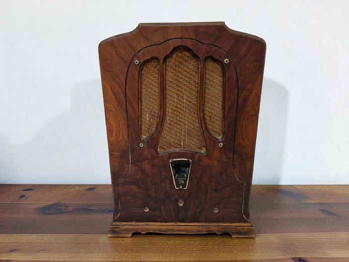 Repurposed Vintage Radio Casing Table Lamp