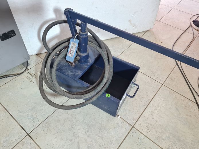 HAND PRESSURE PUMP