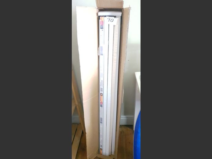 LOT: FLUORESCENT LIGHT FITTINGS & TUBES