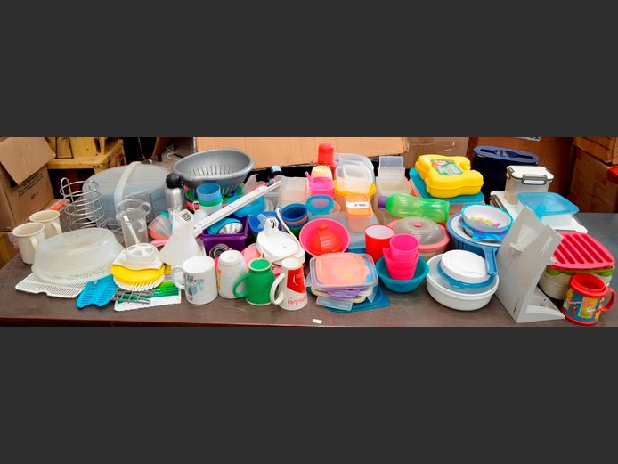 LARGE LOT: PLASTIC KITCHEN STORAGE CONTAINERS, etc