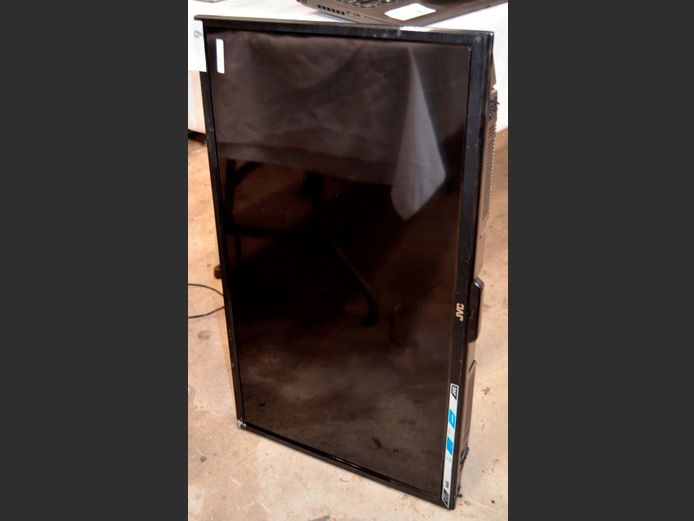 JVC 32" TV [Switches on, Screen cracked] ### LICENCE PLEASE ###