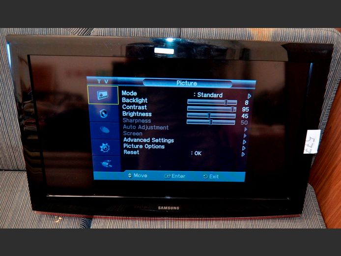 SAMSUNG 32" LCD TV WITH REMOTE [Switches on] ### LICENCE PLEASE ###
