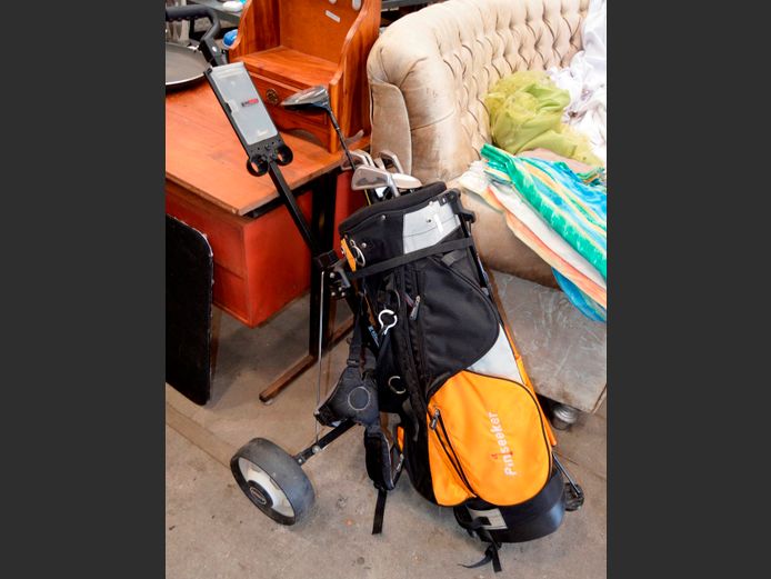PINSEEKER GOLF BAG WITH CLUBS & A GOLF TROLLEY