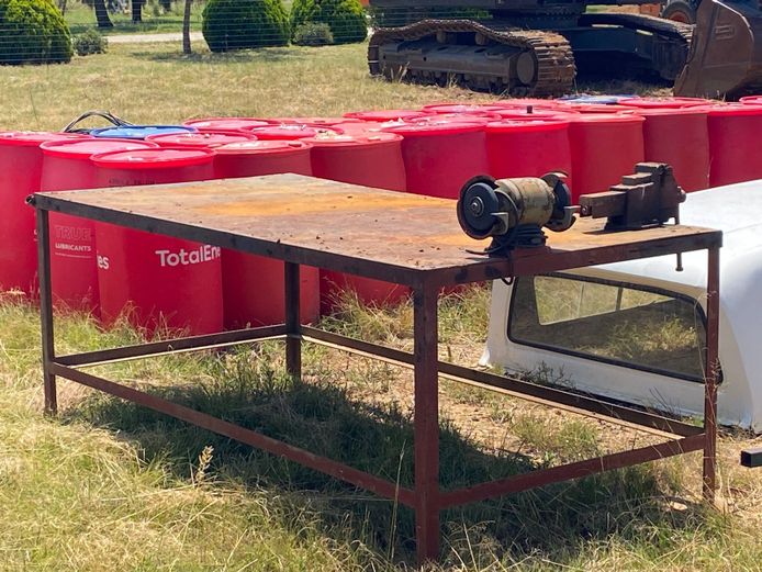 Werkstafel met bench Vice en bench grinder