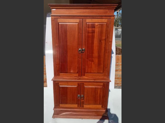 MAHOGANY 4-DOOR DRINKS CABINET