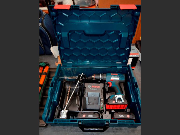 BOSCH 18V CORDLESS DRILL WITH BATTERIES & CHARGER IN CASE [Switches on]