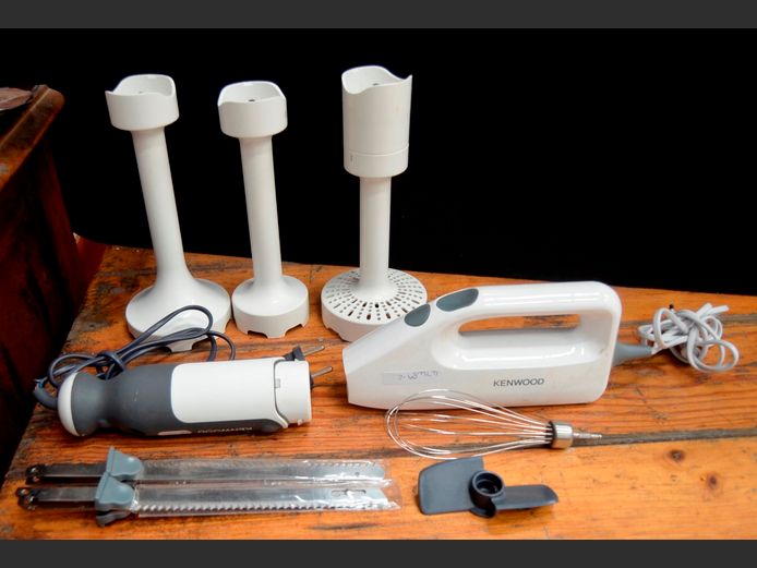 KENWOOD STICK BLENDER & AN ELECTRIC CARVING KNIFE [Switch on, untested further]