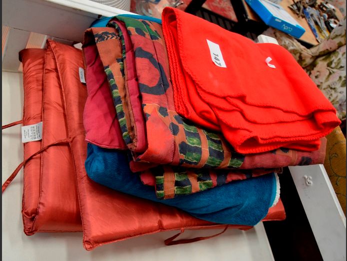 LOT: SOFT BLANKETS & A PATIO CHAIR CUSHIONS