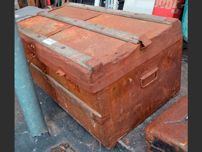 VINTAGE RUSTED METAL KIST, 86 x 49 x 40cm [In need of repairs]