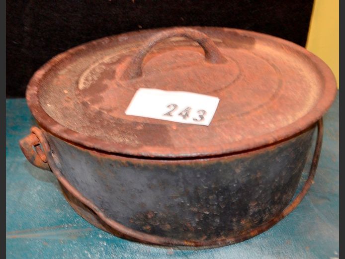 CAST IRON FLAT BOTTOMED POTJIE POT, 28cm Diameter x 10cm High [rusty]