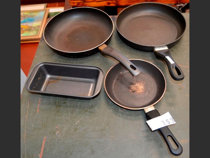 LOT: 3 x FRYING PANS & A LOAF TIN