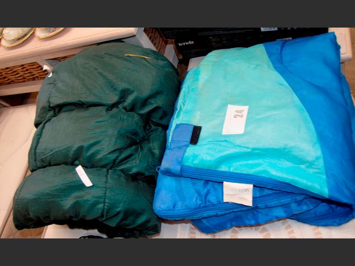 LOT: 2 x SLEEPING BAGS [Condition unknown]