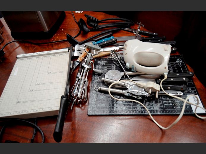 KAMBROOK HAND MIXER [Switches on, untested further], KITCHEN UTENSILS, GLASS CHOPPING BOARD, GUILLOTINE, etc
