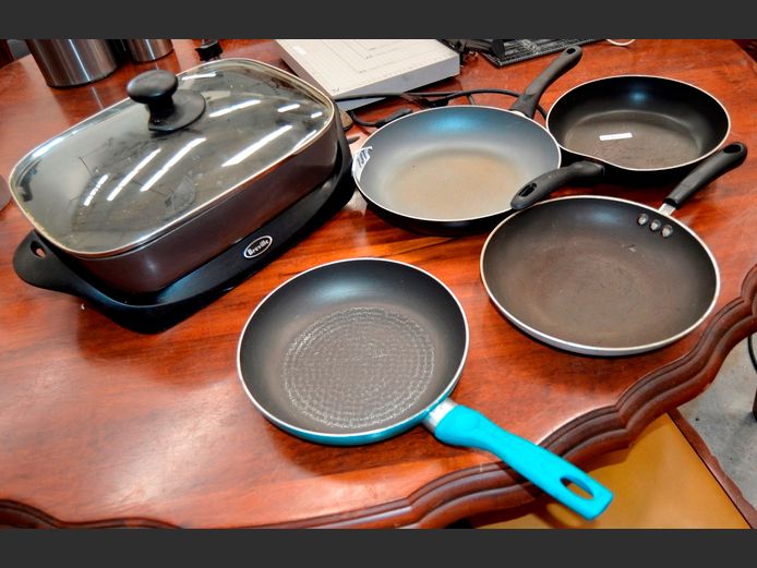 BREVILLE ELECTRIC FRYING PAN & 4 x NON-STICK FRYING PANS [Switches on, untested further]