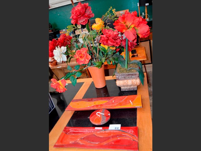 COLOURED GLASS PLATTER, COLOURED GLASS OIL LAMPS & EVERLASTING FLOWERS IN VASES