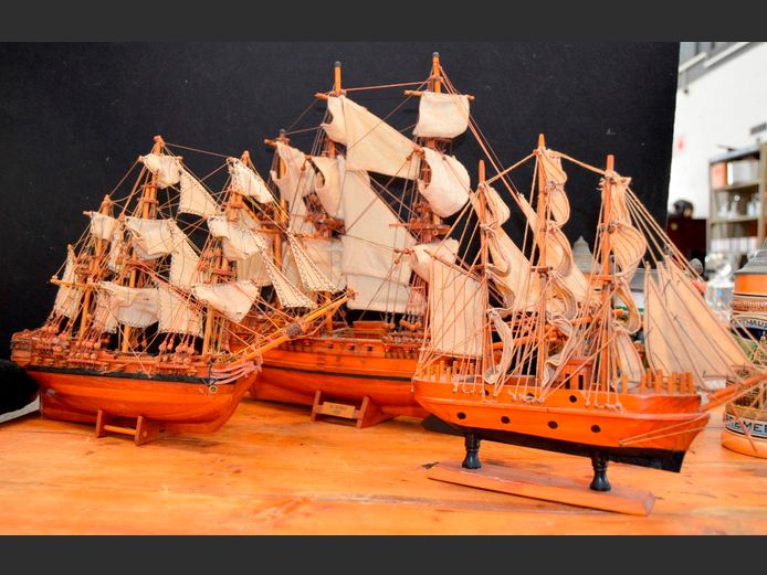 LOT: 3 x WOODEN MODEL SHIPS, 50 x 40cm, 40 x 30cm & 30 x 28cm