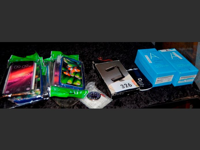 LOT: SAMSUNG CELLPHONES, CELLPHONE COVERS, etc [Untested, no chargers]