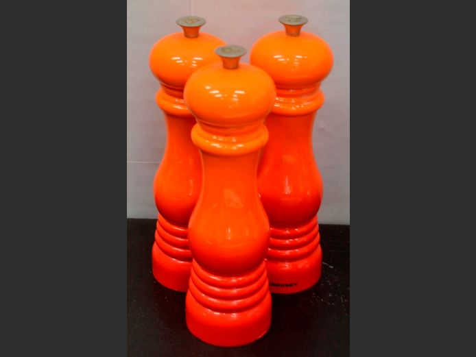 LE CREUSET: 2 x SALT GRINDERS & 1 x PEPPER GRINDER